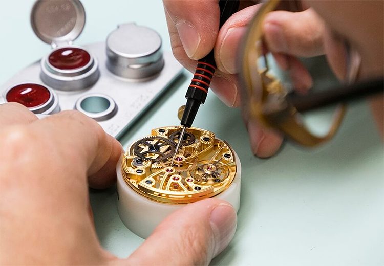 555fdcb3ae79-Luxury-Watches_SectionB_02.png
